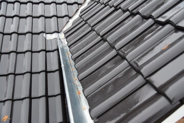 Ein frisch eingedecktes Dach bei einem im Bau befindlichen Hauses