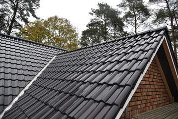 Ein frisch eingedecktes Dach bei einem im Bau befindlichen Hauses