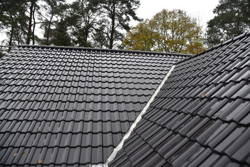 Ein frisch eingedecktes Dach bei einem im Bau befindlichen Hauses