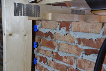 Ein Rohbau mit Baumaterialien bei einem Neubau