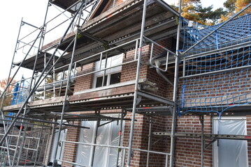 Ein Baugerüst um einen Neubau