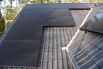 Neu installierte PV Module auf einem neuen Dach bei einem Neubau