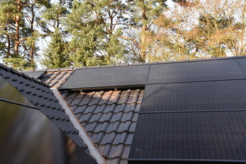 Neu installierte PV Module auf einem neuen Dach bei einem Neubau