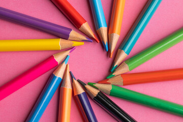 Fototapeta premium colored pencils on a pink background
