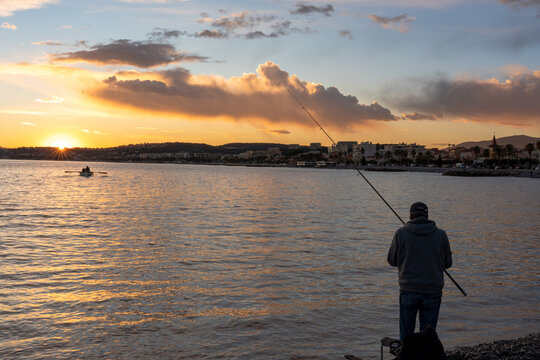 P&eacute;cheur au coucher de soleil en M&eacute;diterran&eacute;e