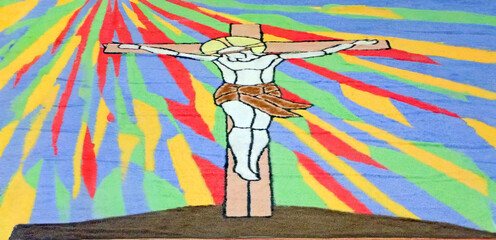 Crocifissione in Stile Naif o Pop Art con Raggi di Luce Multicolori 792