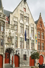 Obraz premium The Dockworkers’ House in Bruges, locally known as Pijndershuisje, is a small historic building at Jan van Eyckplein that symbolizes the city’s maritime heritage