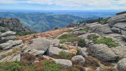 Magnifique panorama depuis les chaos rocheux des crêtes du Mont Caroux (Occitanie)