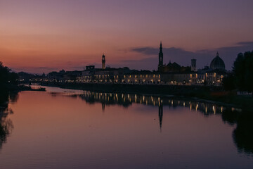 Naklejka premium Panorama Florencia ciudad en atardecer con rio Arno