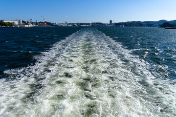 クルーズ船の後ろに引く船尾波20250901