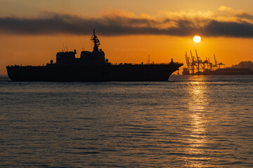 朝日が昇る九州最北端コンテナターミナル太刀の浦の沖を通過する空母型護衛艦のシルエット20251123