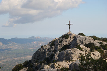 Veduta delle creste del Monte Tuttavista, la croce sommitale