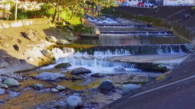 Rivi&egrave;re en cascades et mouvement. L'eau vive descend en rapides sur un lit de rochers, baign&eacute;e par une lumi&egrave;re dor&eacute;e. Un paysage de rivi&egrave;re dynamique et apaisant &agrave; la fois.