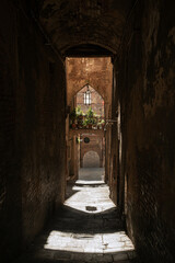 Fototapeta premium Callejón medieval con iluminación natural