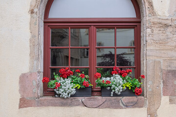 Rundbogenfenster mit Blumendekoration