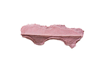 Fragmento rasgado de cartón rosado reciclado con textura rugosa en fondo aislado