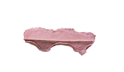 Fragmento rasgado de cartón rosado reciclado con textura rugosa en fondo aislado