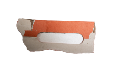 Fragmento de cartón rasgado con ventana ovalada sobre fondo negro