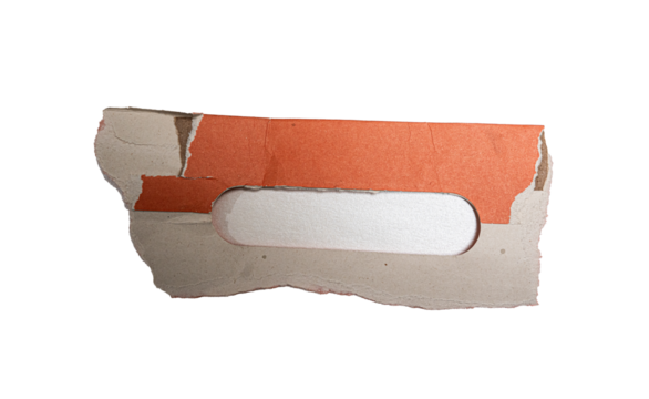 Fragmento de cartón rasgado con ventana ovalada sobre fondo negro