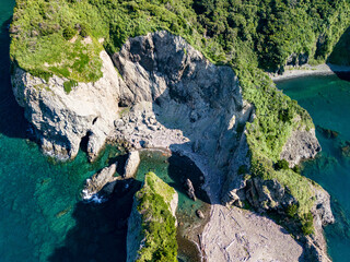 中木港の港町のドローン撮影。
家並みや墓地、満車の駐車場、沖にはヒリゾ浜や大根島、沖磯などが見える。
ヒリゾ浜中木南伊豆町伊豆半島静岡県2025
