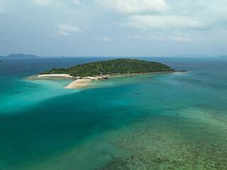 Obraz premium Ko Kham is a small island near Ko Mak, in Trat Province, eastern Thailand. It has beautiful white sand beach and cristal clear waters.