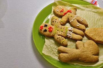 Decorated gingerbread men on a green plate