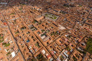 Obraz premium Super wide-angle aerial view of the historic city of Cusco, Peru. Features the entire urban grid, Plaza de Armas, and surrounding Andes mountains with a fisheye perspective.