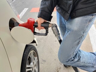 ガソリンスタンドでの給油