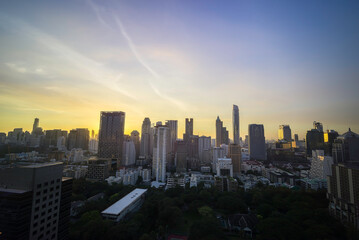 Obraz premium Modern city of Bangkok, Thailand and Suan Lum Lumpini Park