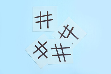 Obraz premium Sticky notes with hashtags on blue background