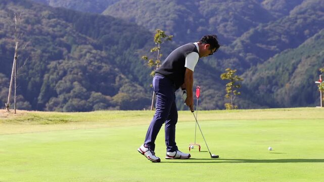 ゴルフを楽しむ日本人のミドル男性
