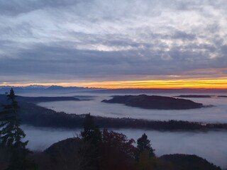 Obraz premium Hochnebel und Sonnenuntergang beim Uetliberg. Der Uetliberg ist der Hausberg von Zürich und ein beliebtes Naherholungsgebiet.