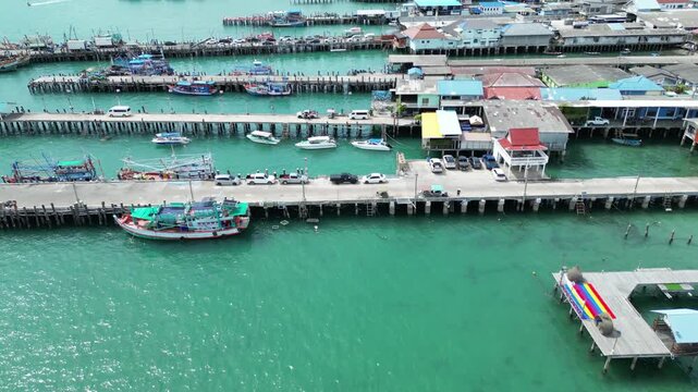 수많은 어선과 낚시배가 모여있는 태국 사메산 마리나 인근의 선착장들 풍경

