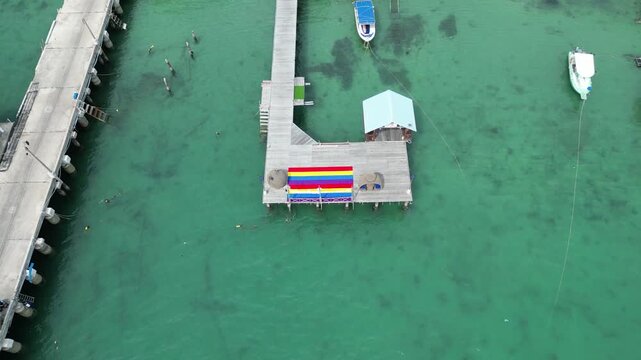 수많은 어선과 낚시배가 모여있는 태국 사메산 마리나 인근의 선착장들 풍경
