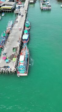 수많은 어선과 낚시배가 모여있는 태국 사메산 마리나 인근의 선착장들 풍경
