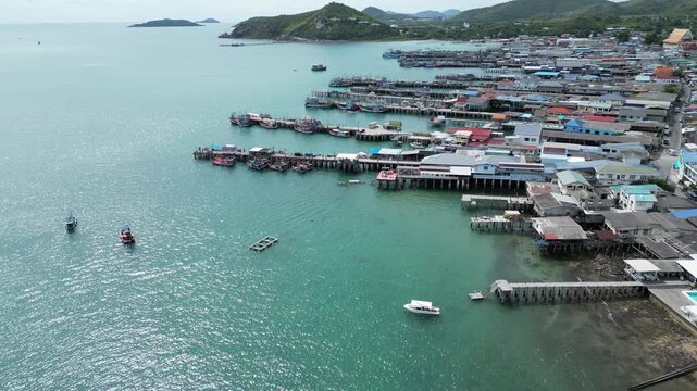 수많은 어선과 낚시배가 모여있는 태국 사메산 마리나 인근의 선착장들 풍경
