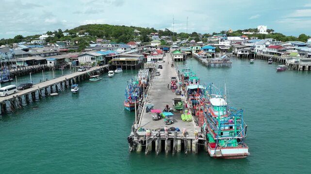 수많은 어선과 낚시배가 모여있는 태국 사메산 마리나 인근의 선착장들 풍경
