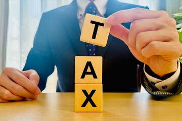 税金について教えるビジネスマン