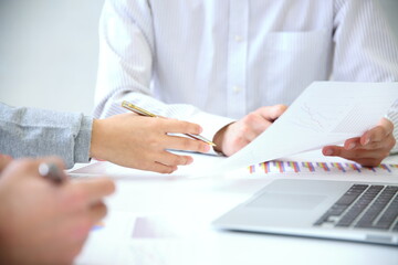 会社で企画会議をする男女