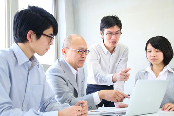 Obraz premium 会社で企画会議をする男女