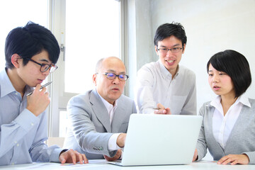 Fototapeta premium 会社で企画会議をする男女