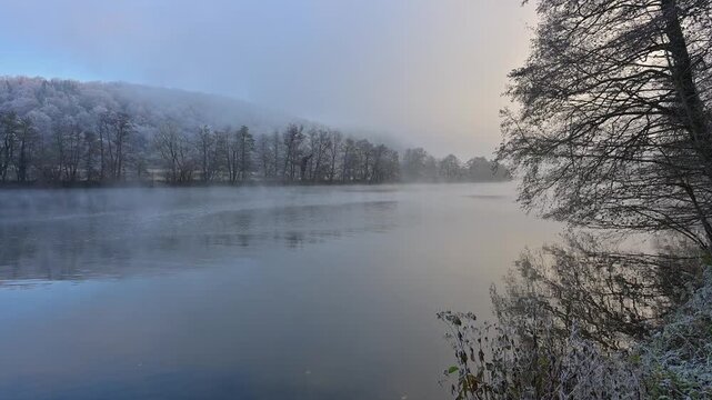 Fluss, Spiegelung, B&auml;ume, Raureif, Sonnenaufgang, Winter, Collenberg, Main, Maintal, Spessart, Bayern, Deutschland