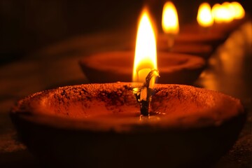 Das Lichterfest Detail (Diwali/Chanukka) - kulturelle Vielfalt, das Spiel von Licht und Schatten bei nicht-westlichen saisonalen Festen