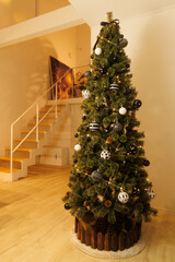 輝くイルミネーションと黒白のオーナメント、クリスマスの室内風景