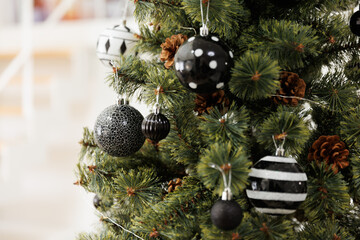 モノトーンのシックなオーナメントで飾られたクリスマスツリーのクローズアップ