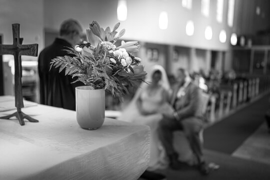 In dieser monochromen Stille wird die Zeit selbst unwichtig. Vor uns steht das Kreuz und ein einfacher Strau&szlig;, dessen Formen und Texturen im Schwarz-Wei&szlig; eine neue W&uuml;rde erhalten.