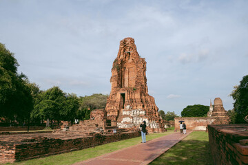 Tourists and the ruins of a pagoda at Wat Mahathat