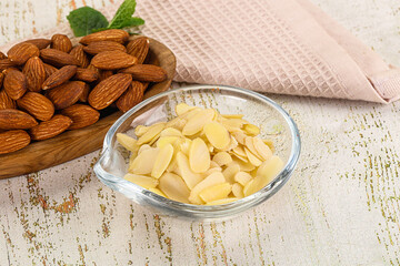 Sliced almond nut for culinary