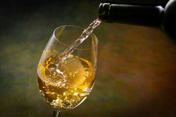 白ワインを注ぐ