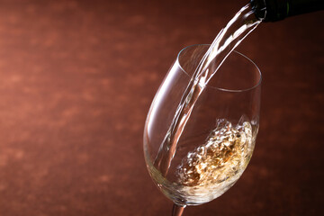 白ワインを注ぐ